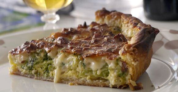 Lekker stuk broccolitaart met ui, spek, kervel, eieren en room op een taartbodem van bladerdeeg