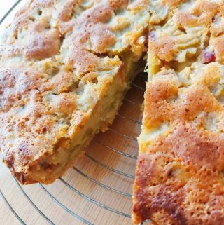 Katrien van 'Bakken Doe Je Zo': laat je meegenieten van haar makkelijk te maken rabarbertaart met spelt (of zelfrijzende bloem) en amandelmeel voor extra smaak.