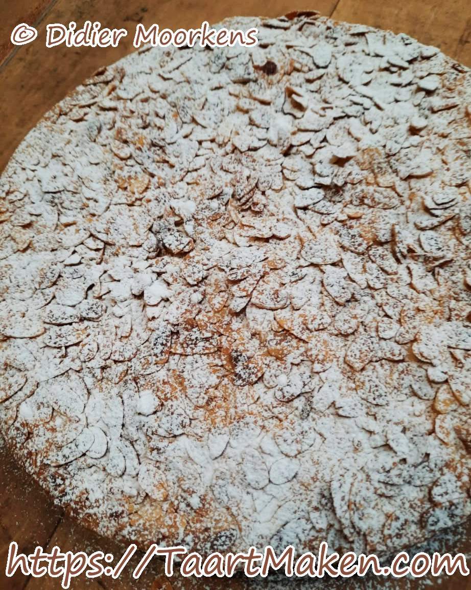 Hele bladerdeeg appeltaart met amandelen en bloemsuiker