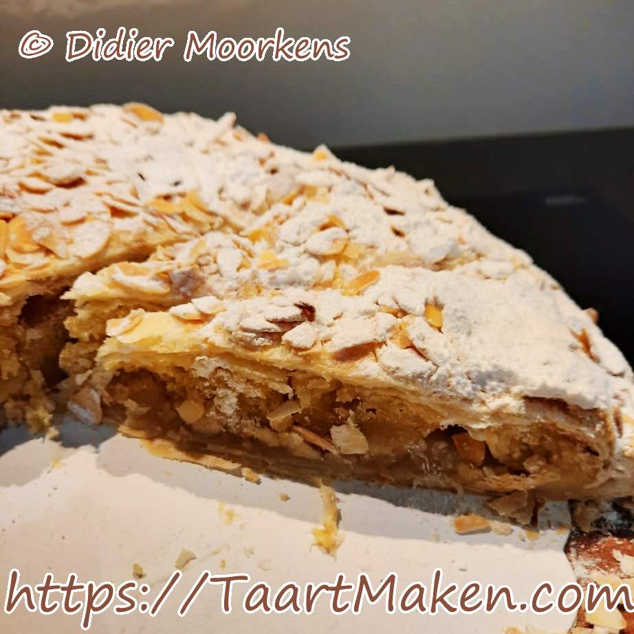 Bladerdeeg appeltaart met deksel van Bakker Didier Moorkens, aangesneden