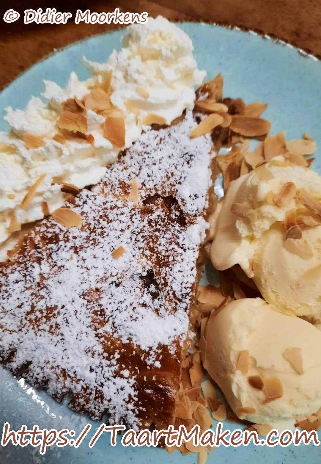 Warme bladerdeeg appeltaart met vanille-ijs en slagroom
